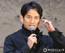 岡田准一、学校にサプライズ登場でどよめき…ファンサに黄色い悲鳴　大阪の生徒に自己紹介「ひらパー兄さん芝居やったりしてまして」