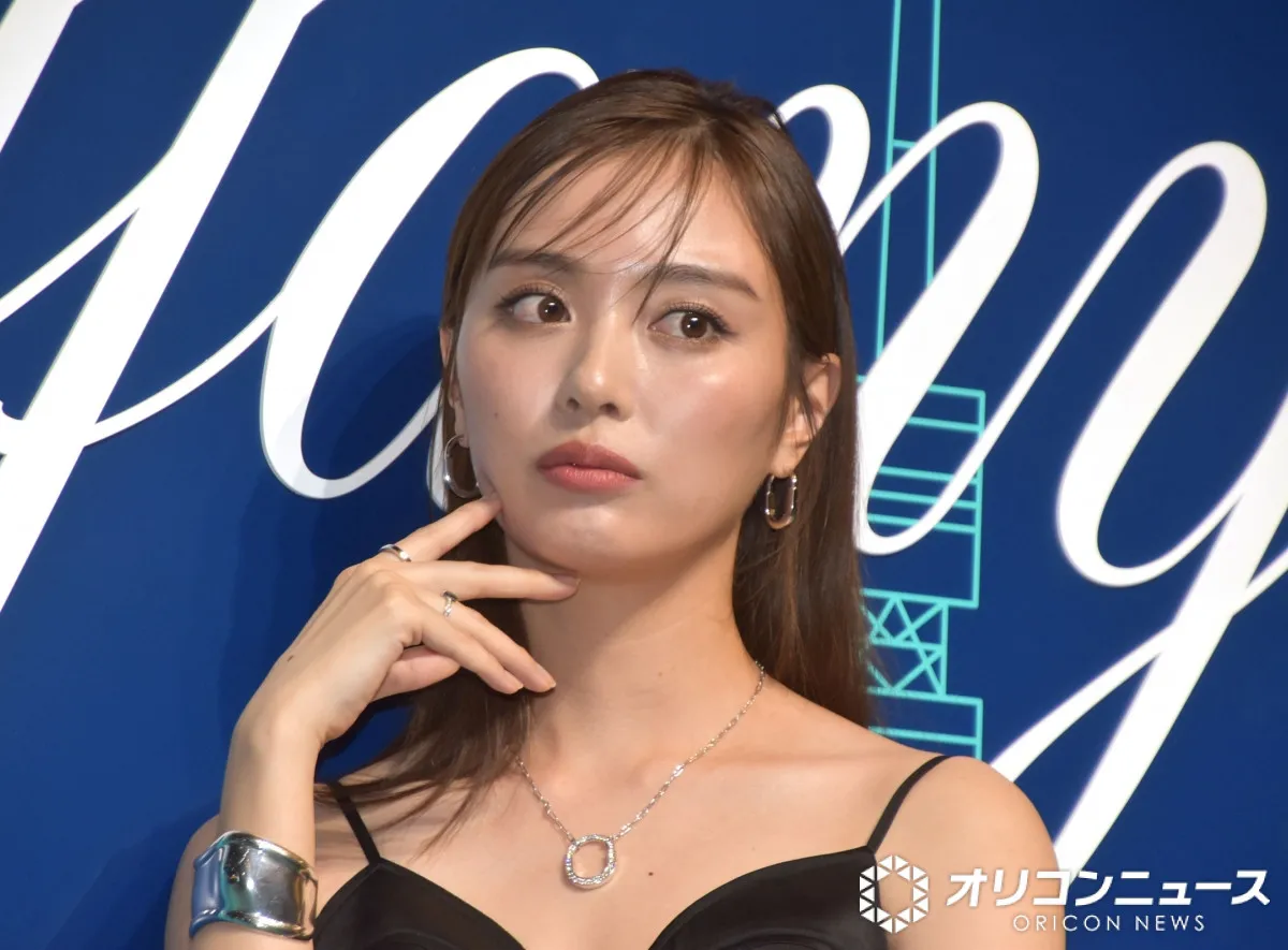 内田理央、誕生日に公開した幼少期ショットに反響「小さな時から美形！」「別格に可愛い」「目の感じが、変わらない！」