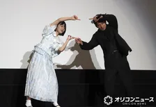 岡田准一、舞台あいさつで13歳・八重葵美と“フュージョン”　撮影現場での流行「いろんな人とやろうと思って…」