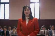 綾瀬はるか＆ファーストサマーウイカ、赤と黄色のボディコン姿で法廷へ「ケチャップ＆マスタードです（笑）」　『ファーストボイス』公開直前映像