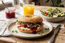 「あまじょっぱさがたまらない…」「朝食が一気にご馳走級」ジャムとベーグルを使った絶品アレンジ