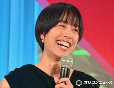 石橋静河、“へそ出しルック”で美くびれ披露　『原色美女図鑑』に登場、美麗なグラビアで誌面飾る