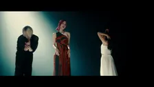 土屋太鳳＆佐久間大介、LiSA「ソフィリア」のMUSiC CliPに出演　コンテンポラリーダンスで愛と憎しみの“赤い絆”を表現
