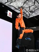岡田准一、脅威の身体能力　オーバーハングでぶら下がる「ぜひ岡田のゴールを目指して挑戦して」