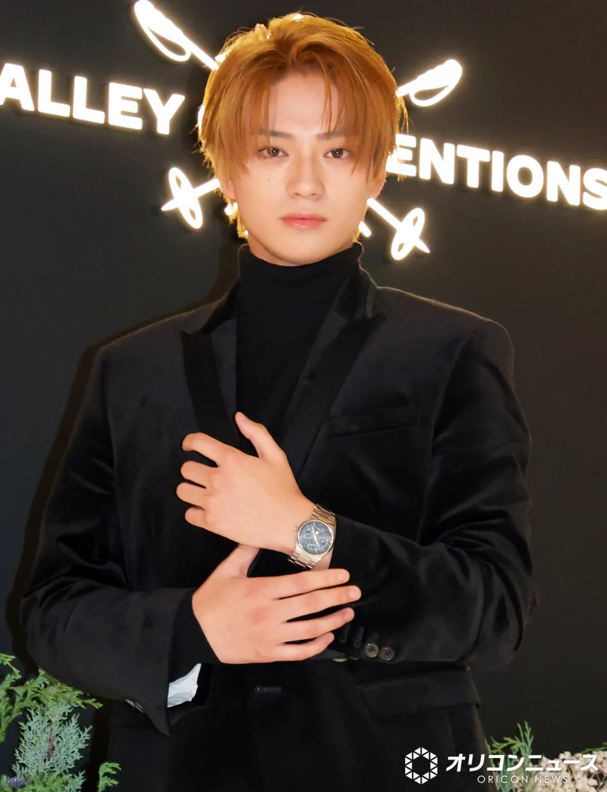 岩瀬洋志、鈴木亮平の“一発OK”に刺激「夜中の寒い時期に半袖で…」　金髪映える時計ファッション披露