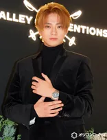 岩瀬洋志、鈴木亮平の“一発OK”に刺激「夜中の寒い時期に半袖で…」　金髪映える時計ファッション披露