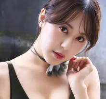ピアニスト兼グラビアアイドル・音羽美奈、最新写真集で見せる艶やかな姿