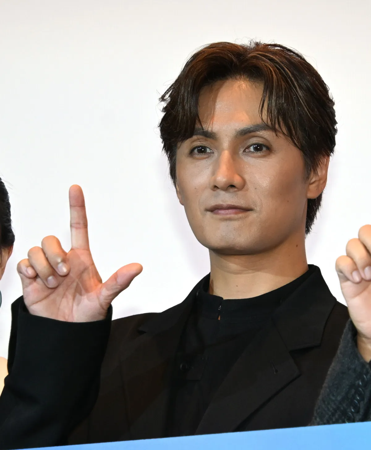 加藤和樹、20年の時を経た『仮面ライダーカブト』のスーツにしみじみ「ゼクターも当時のまま」