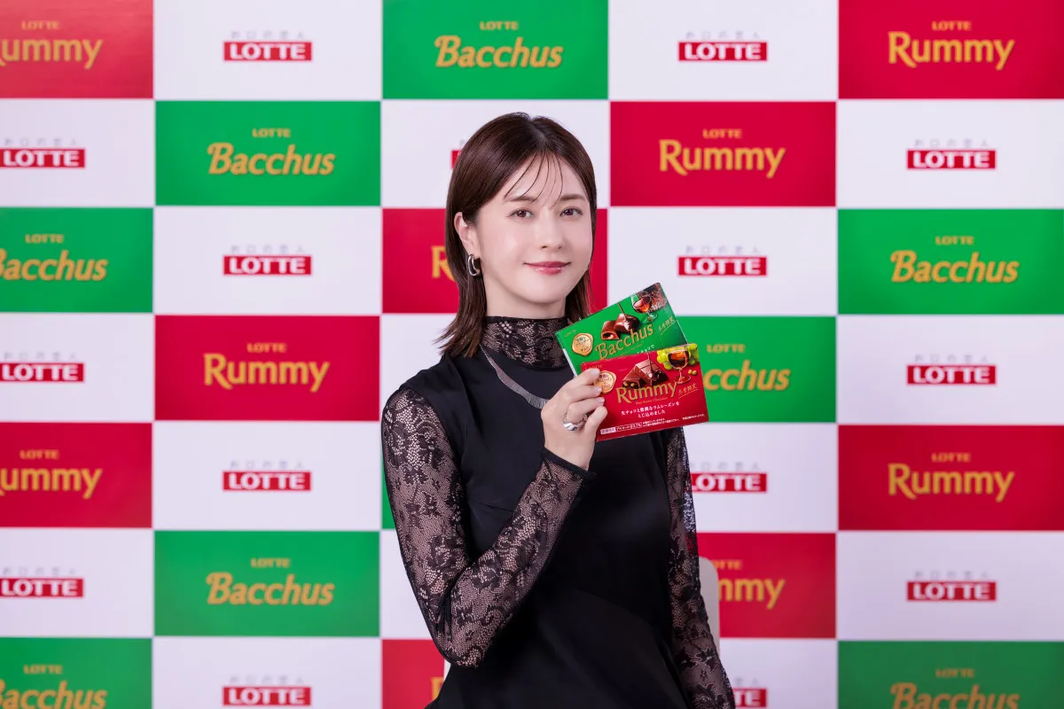 松本若菜、夜の1人時間でみせる“うっとり顔”「こんな顔、誰にも見せられない…」　『ラミー』『バッカス』新CMキャラクターに就任