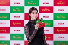 松本若菜、夜の1人時間でみせる“うっとり顔”「こんな顔、誰にも見せられない…」　『ラミー』『バッカス』新CMキャラクターに就任