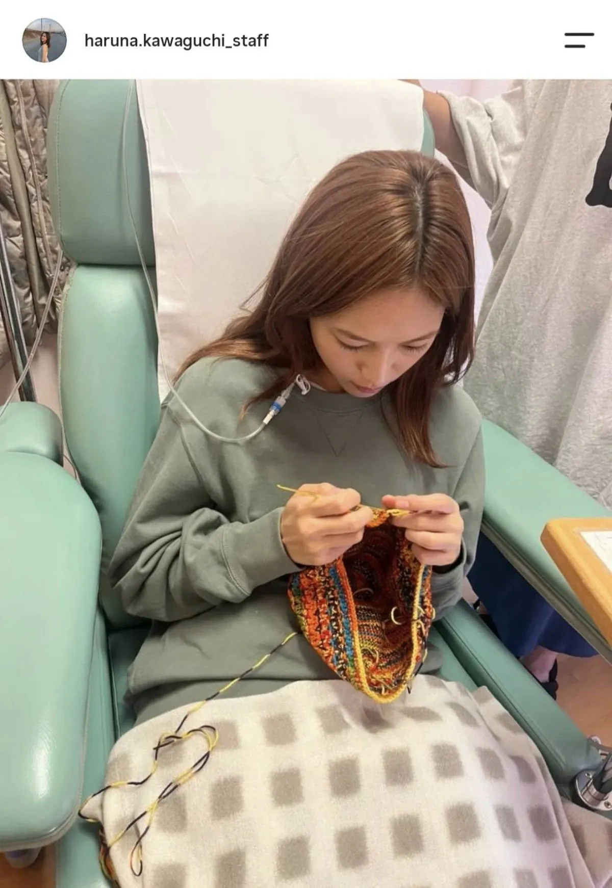 「う～と声が…」川口春奈、撮影現場で編み物　マネージャーが激写した“リアルな姿”にファンも共感「気持ち分かる」