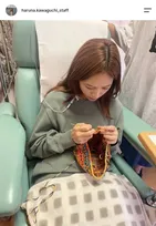 「う～と声が…」川口春奈、撮影現場で編み物　マネージャーが激写した“リアルな姿”にファンも共感「気持ち分かる」