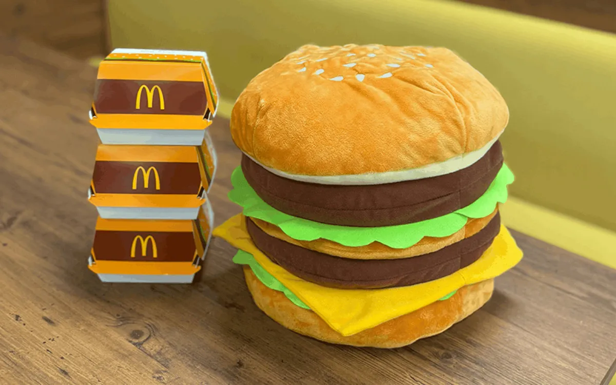 マクドナルド、ボリューム感たっぷり「バーガークッション」再登場　「Myマクドナルド リワード」企画
