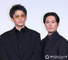 間宮祥太朗、先輩・小栗旬との共演に「幸せ」　小栗は“8割全裸”の「ネイキッド・間宮」をアピール