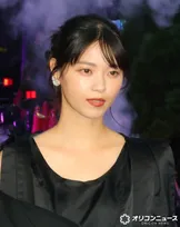 西野七瀬、大人っぽさ漂うワンピースで登場　スリットからは美脚がちらり