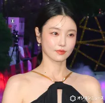 向里祐香、美背中あらわな黒ドレス姿　満開笑顔で“神対応”も