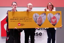 北澤豪＆和泉元彌、新ロゴを“指ハート”で表現 #おやゆびこゆびチャレンジ　ブランド名も刷新「ロナルド・マクドナルド・ハウス」