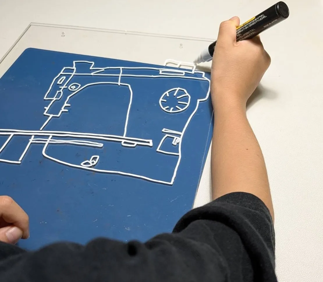小3息子に「ミシンの絵を描いて」と頼んだら…下書きなしで“わずか5分”　完成した看板に8.8万いいね