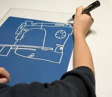 小3息子に「ミシンの絵を描いて」と頼んだら…下書きなしで“わずか5分”　完成した看板に8.8万いいね
