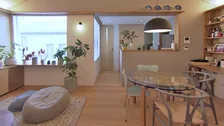 『渡辺篤史の建もの探訪』個性派の二世帯住宅を訪問　“光庭”中心の住まい