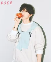 Travis Japan七五三掛龍也、『ESSE』まるで“パリの男の子”なカットを先行公開　“ごほうびごはん”は「焼き肉やステーキ、イタリアン」