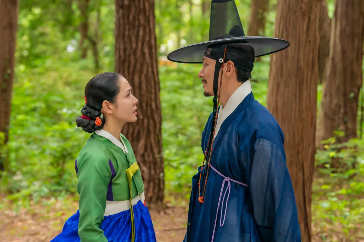 ソン・イェジン＆チ・チャンウクら出演の『スキャンダル』、撮影舞台裏を公開　「大胆なシーンは予想外」「努力に涙しました」　Netflix視聴ランキングはグローバル非英語3位に