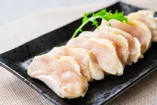 人気シェフ・笠原将弘氏、鶏肉をしっとり仕上げる調理テクを紹介　「バンバンジー」レシピ動画が27万回再生超えの反響