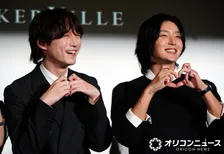 坂口健太郎、イ・ジュンギに“ハート”レクチャーされ笑顔　大スクリーン上映に本音も「うらやましい」