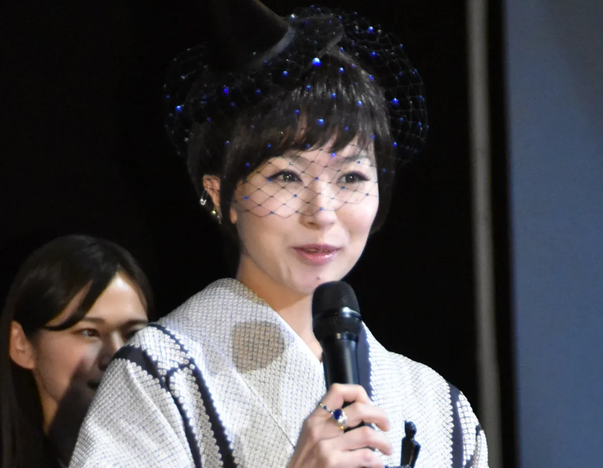 「林檎さん歳取らんの…？」椎名林檎、印象ガラリな“まっ白ヘア”の最新ショットに反響「神に近づいている」