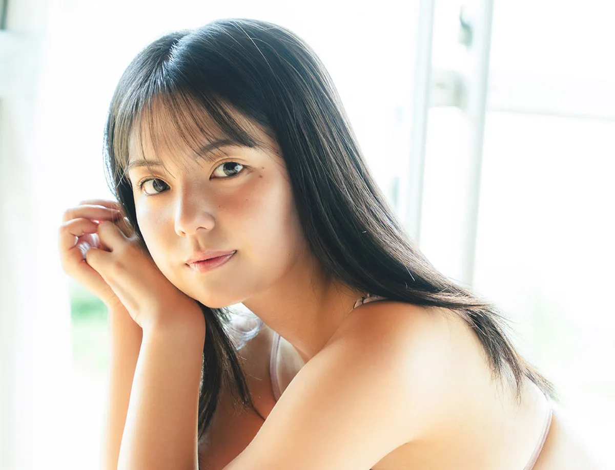 グラビア界の超新星・松島かのん、レトロな海街で20歳のフレッシュボディを見せる