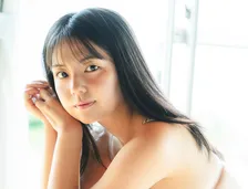 グラビア界の超新星・松島かのん、レトロな海街で20歳のフレッシュボディを見せる