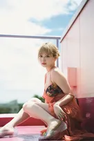 “SNS総フォロワー200万人超”まいきち、グラビアで魅了　『PARADE』最新号に登場