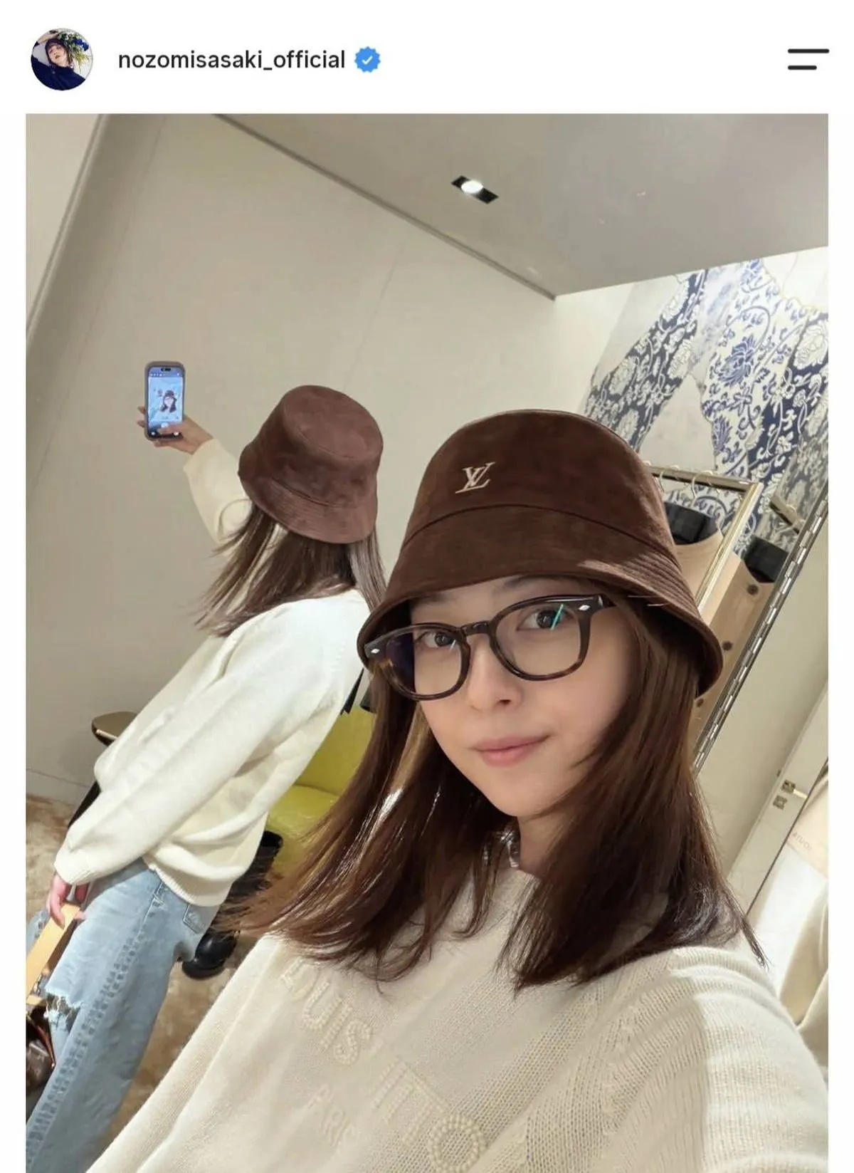 佐々木希、オフ感満載　ホワイトニット＆メガネの“最新秋コーデ”に絶賛の声「女神が秋を知らせに来た」「神々しい美しさ」