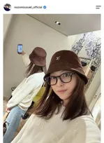 佐々木希、オフ感満載　ホワイトニット＆メガネの“最新秋コーデ”に絶賛の声「女神が秋を知らせに来た」「神々しい美しさ」