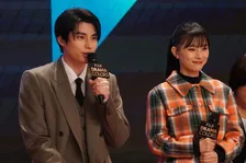 芳根京子、美脚全開衣装で登場　本田響矢が『めおと日和』のセリフを引用「問題ありません」
