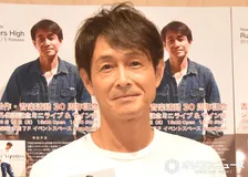 吉田栄作「家族と公園に」　18歳迎えた愛犬とのモノクロ2ショット公開「愛情たっぷり受けて可愛さがすごいです」「家族時間最高ですね」　妻は内山理名、昨年第1子が誕生