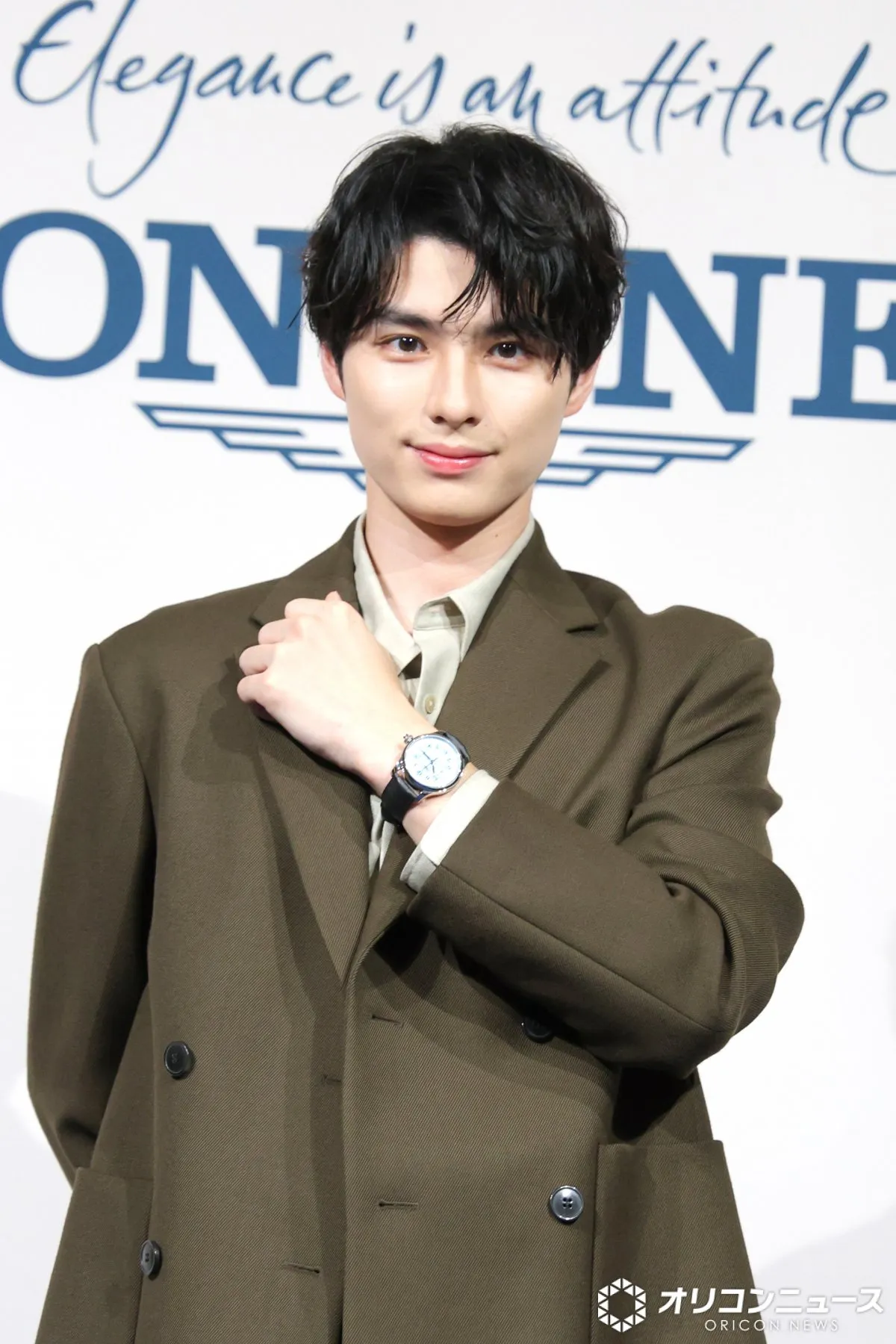 本田響矢、医者役を再び熱望「ご縁があれば生きてみたい」　腕時計が映えるクラシカルな装いで登場