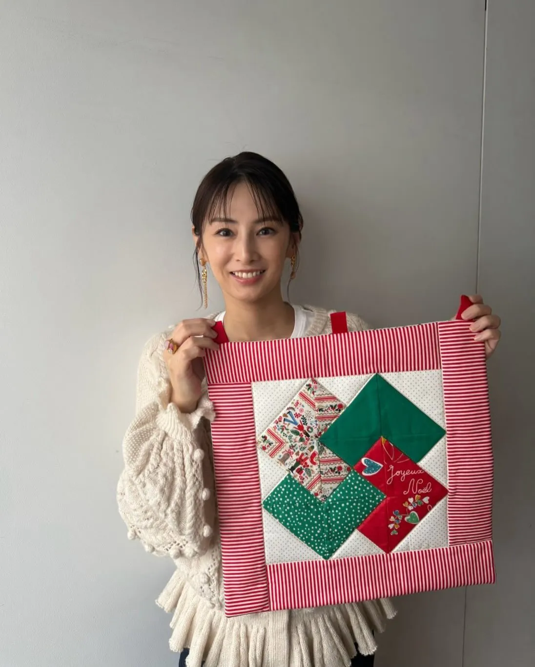 “手芸にハマる”北川景子、クリスマス仕様の新作ハンドメイドに反響「部屋が明るくなりますね！」「とてもオシャレ」　手芸連載でキルト製作に挑戦