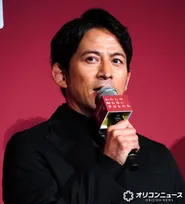 岡田准一、撮影現場で子どもたちの“乗り物”に　スタッフから「筋トレ中ですか？」