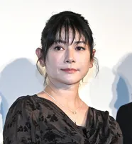 真木よう子、ワンピースで艶やかに　夜間中学の先生役の役作りで「見学に行かせていただいた」