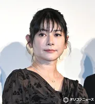 真木よう子、ワンピースで艶やかに　夜間中学の先生役の役作りで「見学に行かせていただいた」