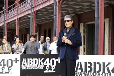 舘ひろし、『あぶない刑事』40周年で“第二の故郷”凱旋「本当に年を取ったな」　“事前告知なし”赤レンガ倉庫に500人集まる