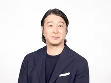 「ついにですね！」加藤浩次、“バッサリ”短髪姿に反響「イケおじ化」「ダンディに磨きが…」　山口一郎がSNSで紹介