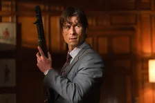 “次世代のトム・クルーズ”と期待のグレン・パウエル、共演者が魅力を語る『大富豪になるための正しい殺し方』特別映像