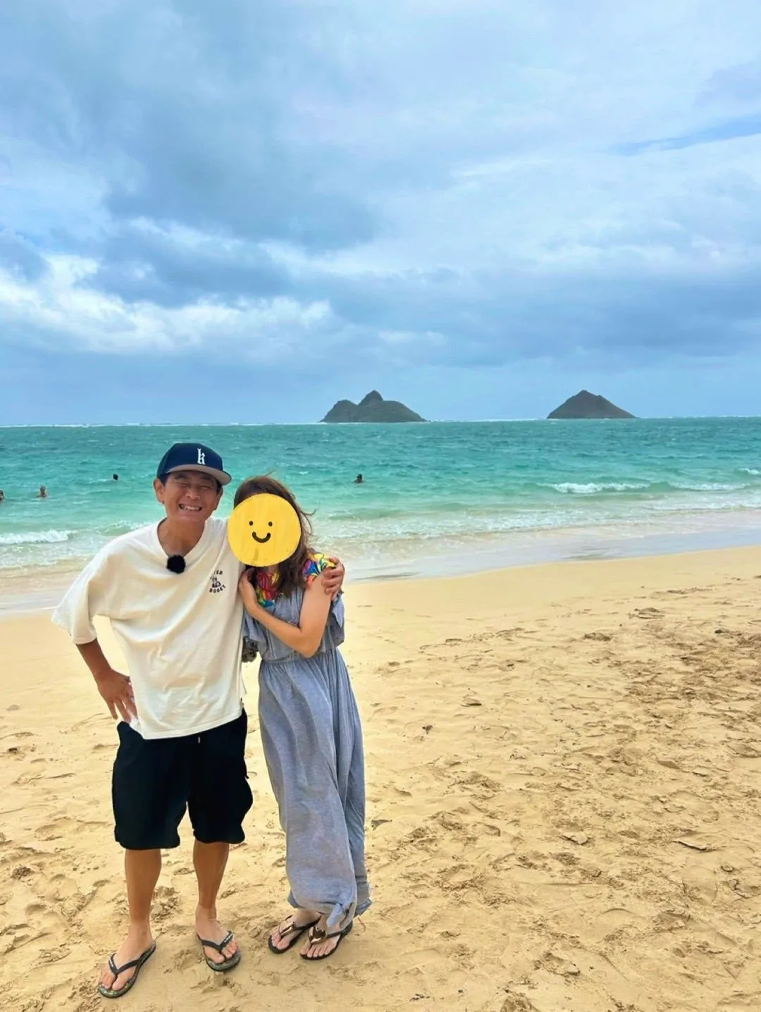 ココリコ遠藤、妻の肩を抱くハワイ夫婦ショット　息子たちの“父子ショット”も公開