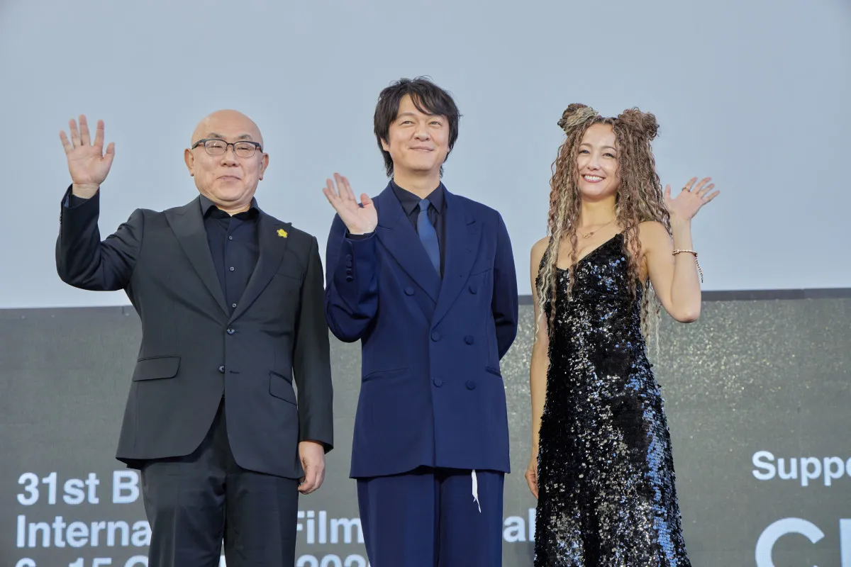 丸山隆平＆沢尻エリカ、釜山国際映画祭に登場　『薔薇の鎖』の魅力を世界にアピール