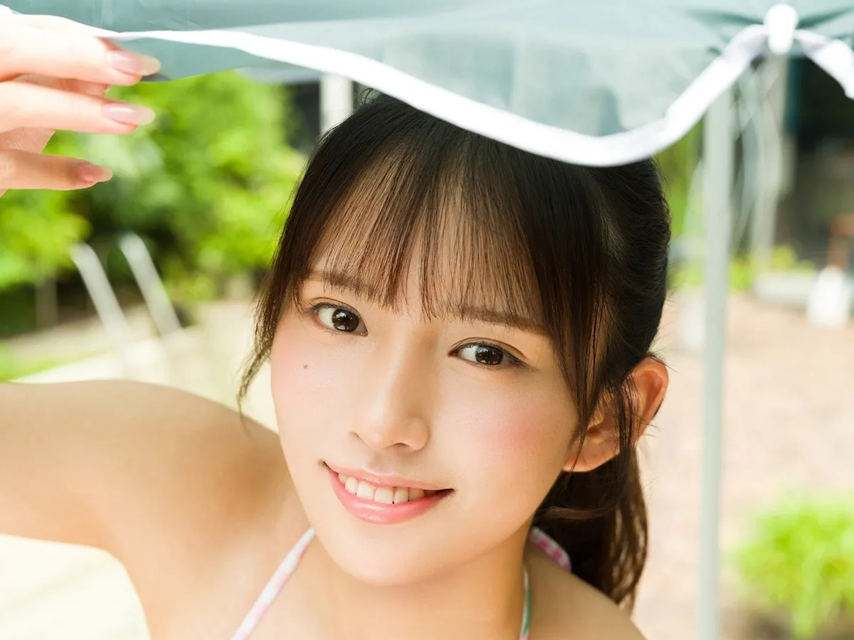 圧倒的美少女感の現役アイドル・日比谷萌甘、透明感溢れる笑顔のグラビア