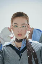 のん、メガネ＆個性派コーデで雰囲気一変　ファンから反響「さすがおしゃれ番長」「どんな格好しても似合いますね」