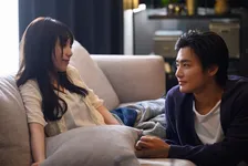 与田祐希がソファからベッドへ…　演技にSNS反響「色っぽすぎ…」「あぁぁぁぁぁ〜キスシーン…」『溺愛カレシの作り方』第1話【ネタバレあり】