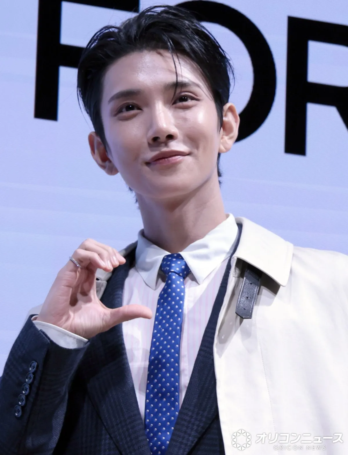 SEVENTEEN・JOSHUA、ロングコート姿で来日イベント登場　日本語でメッセージも